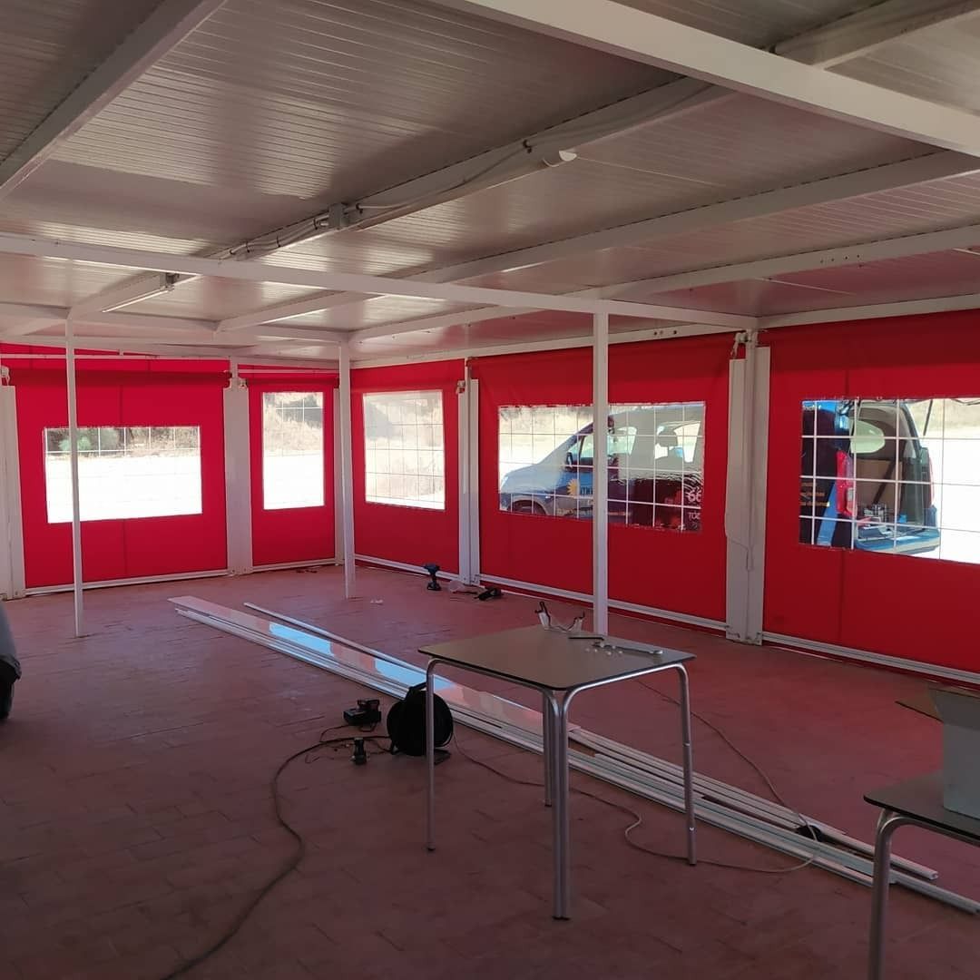 Una habitación vacía con paredes rojas y una mesa.