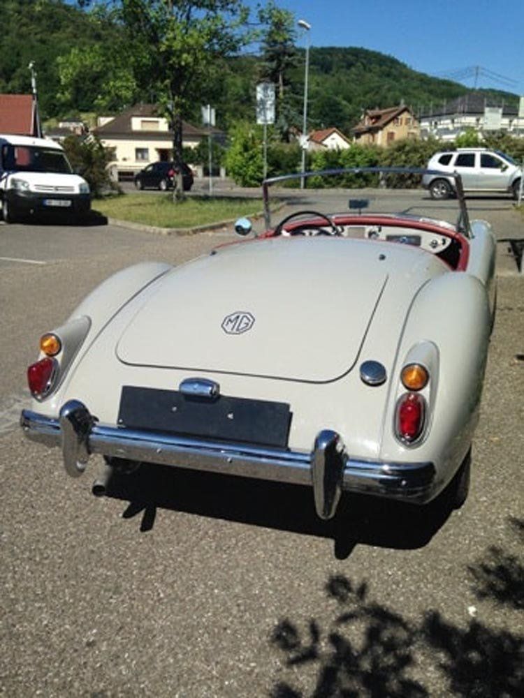 Voiture de collection blanc vue de l'arrière