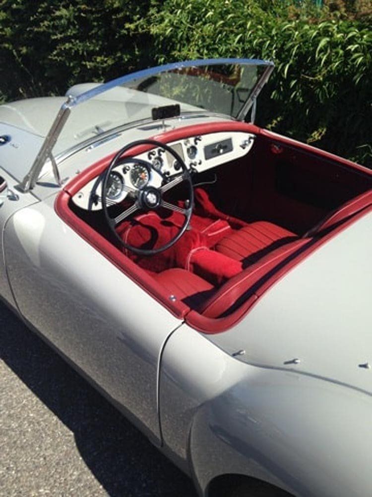 Voiture de collection blanc intérieur rouge