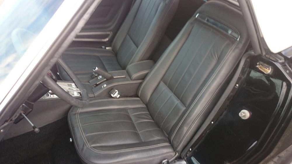 Siège auto en cuir d'une voiture de collection