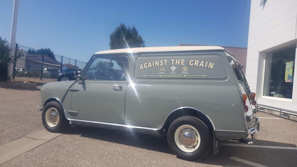 Voiture de collection vert vue de côté