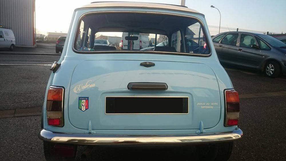 Voiture de collection bleu clair arrière