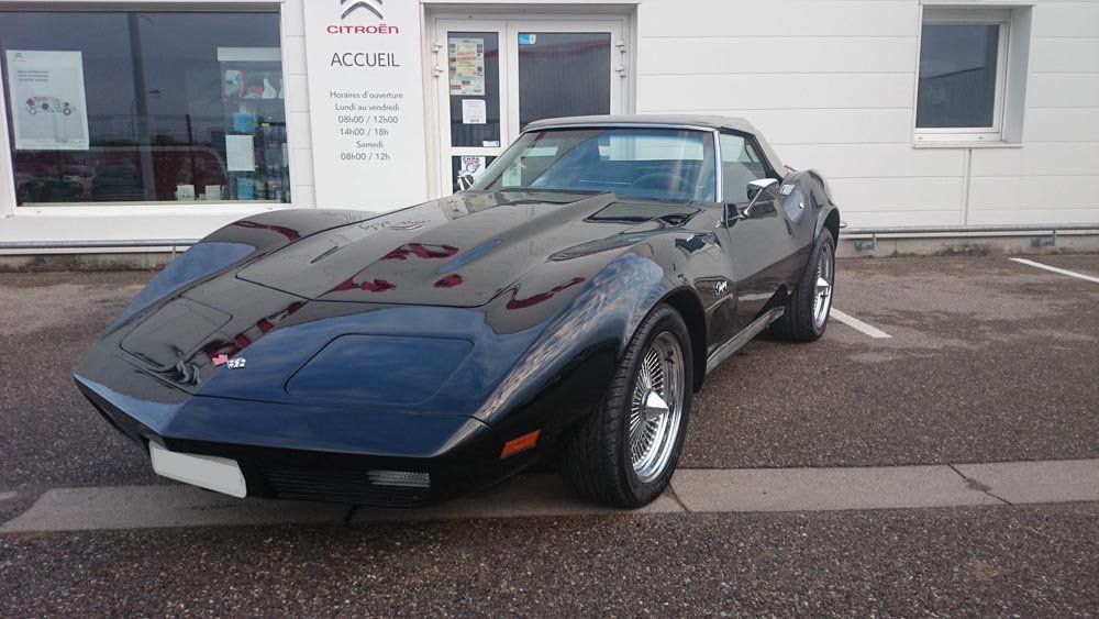 Voiture de collection noir longue
