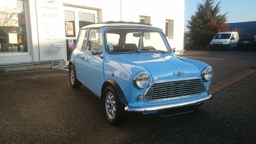 Voiture de collection bleu clair