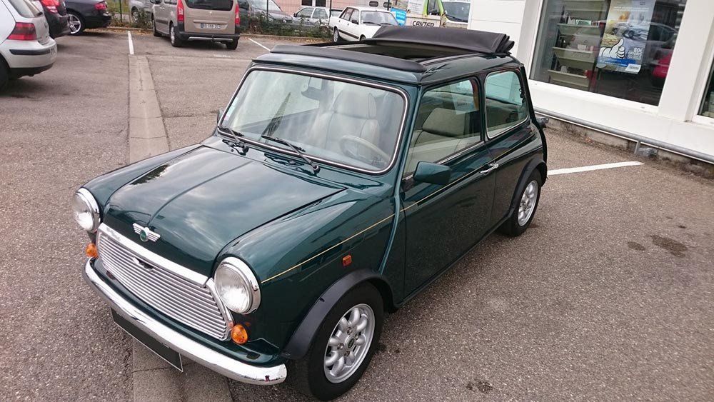 Voiture de collection vert vue de trois quarts