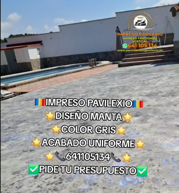Patio de pavimento gris uniforme con texto publicitario de Impreso Pavilexio y teléfono.
