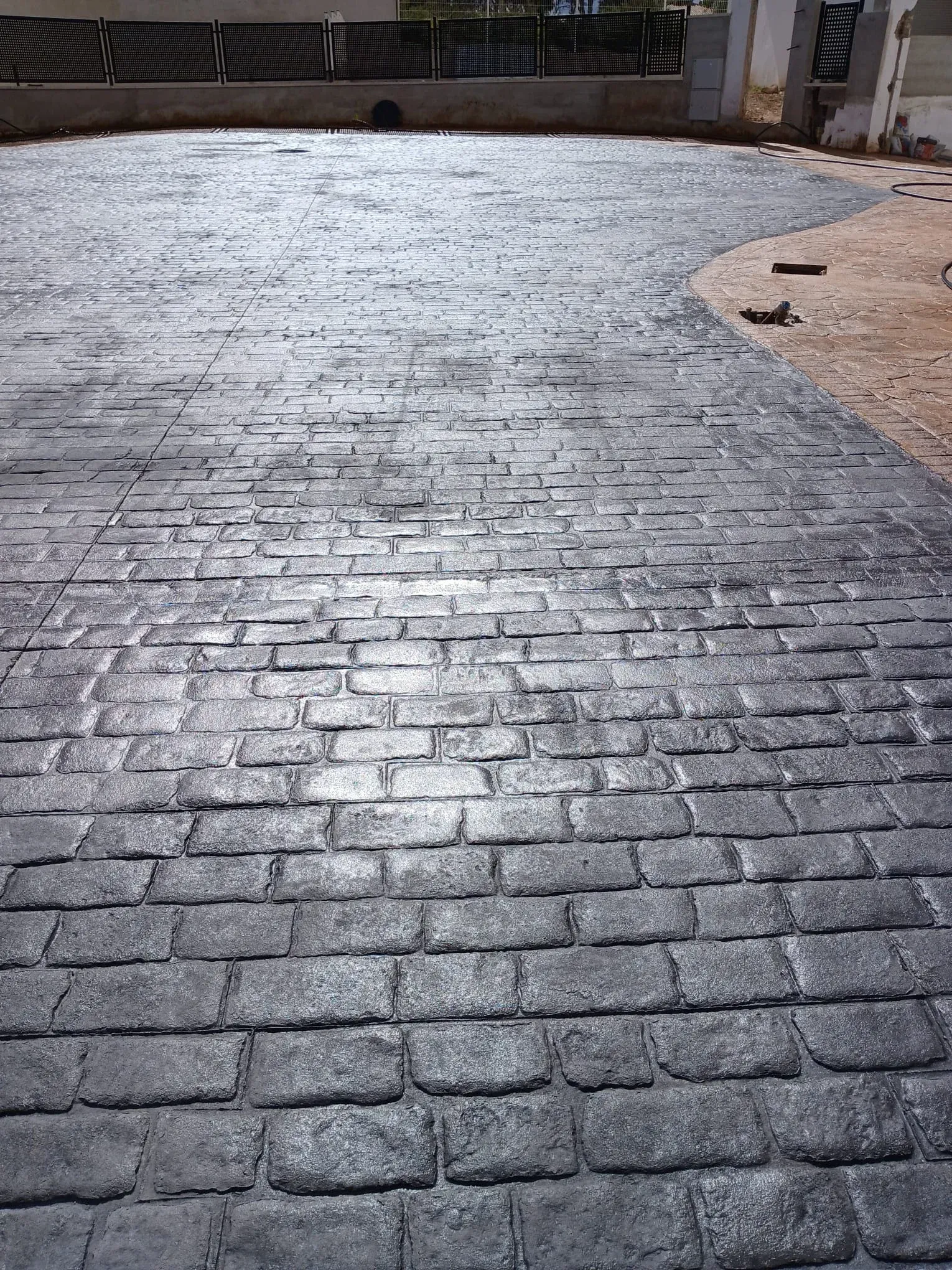 Diseños combinados: Irregular color arenisca y Adoquín negro. Acabado uniforme.