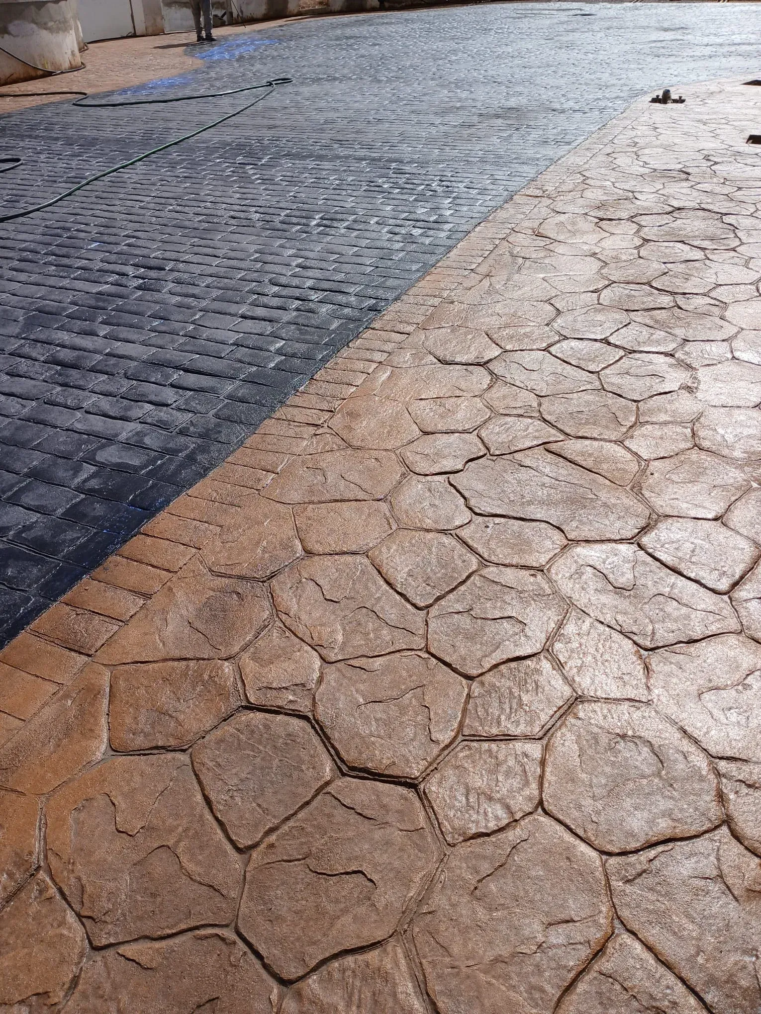 Diseños combinados: Irregular color arenisca y Adoquín negro. Acabado uniforme.