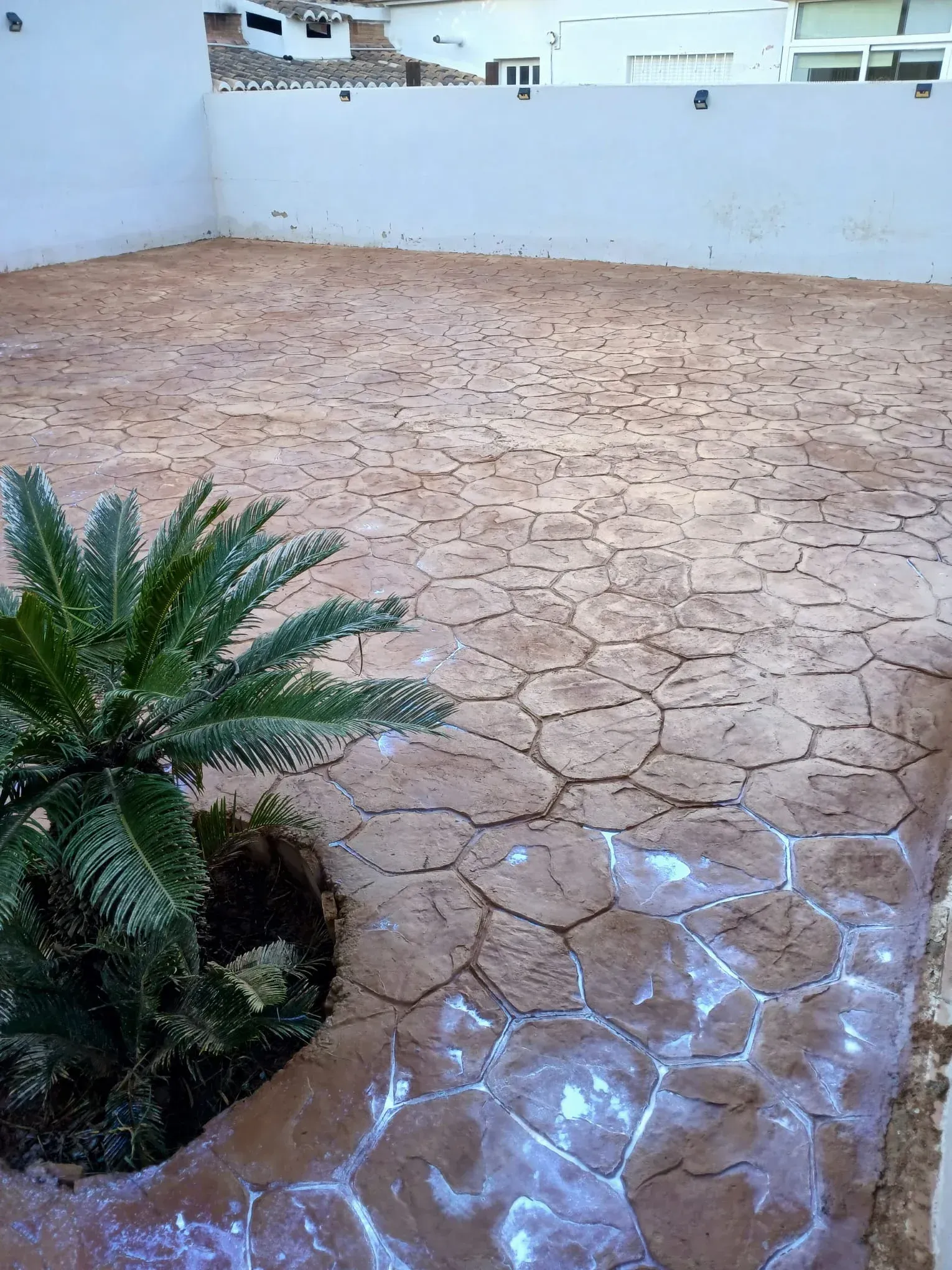 Diseños combinados: Irregular color arenisca y Adoquín negro. Acabado uniforme.