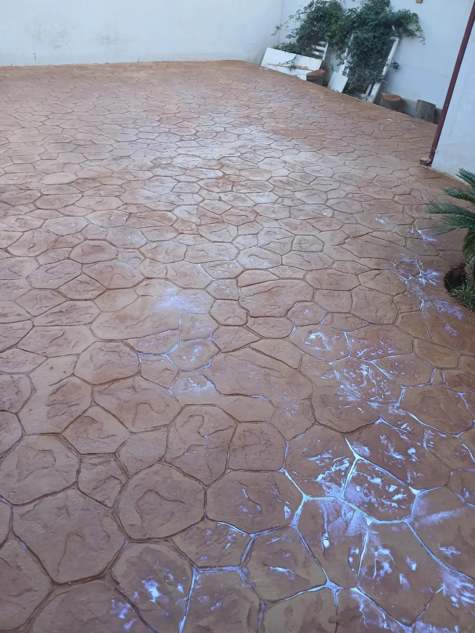 Diseños combinados: Irregular color arenisca y Adoquín negro. Acabado uniforme.