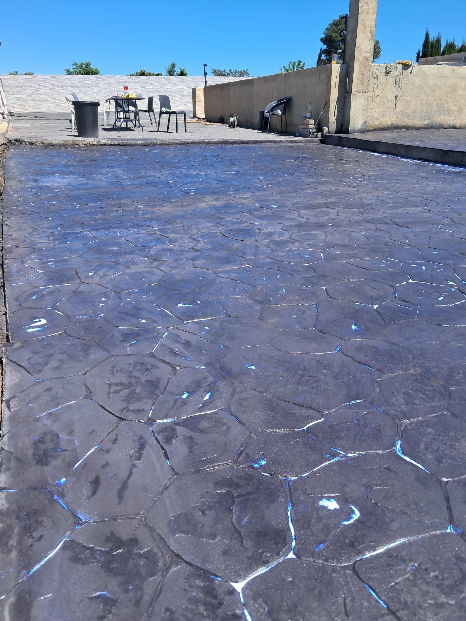 Diseños combinados: Irregular color arenisca y Adoquín negro. Acabado uniforme.