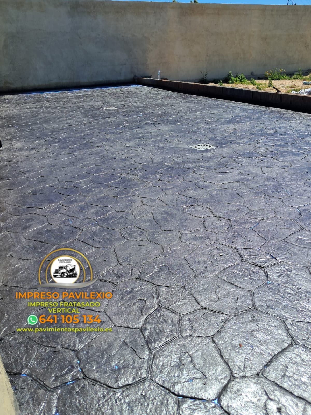 Diseños combinados: Irregular color arenisca y Adoquín negro. Acabado uniforme.