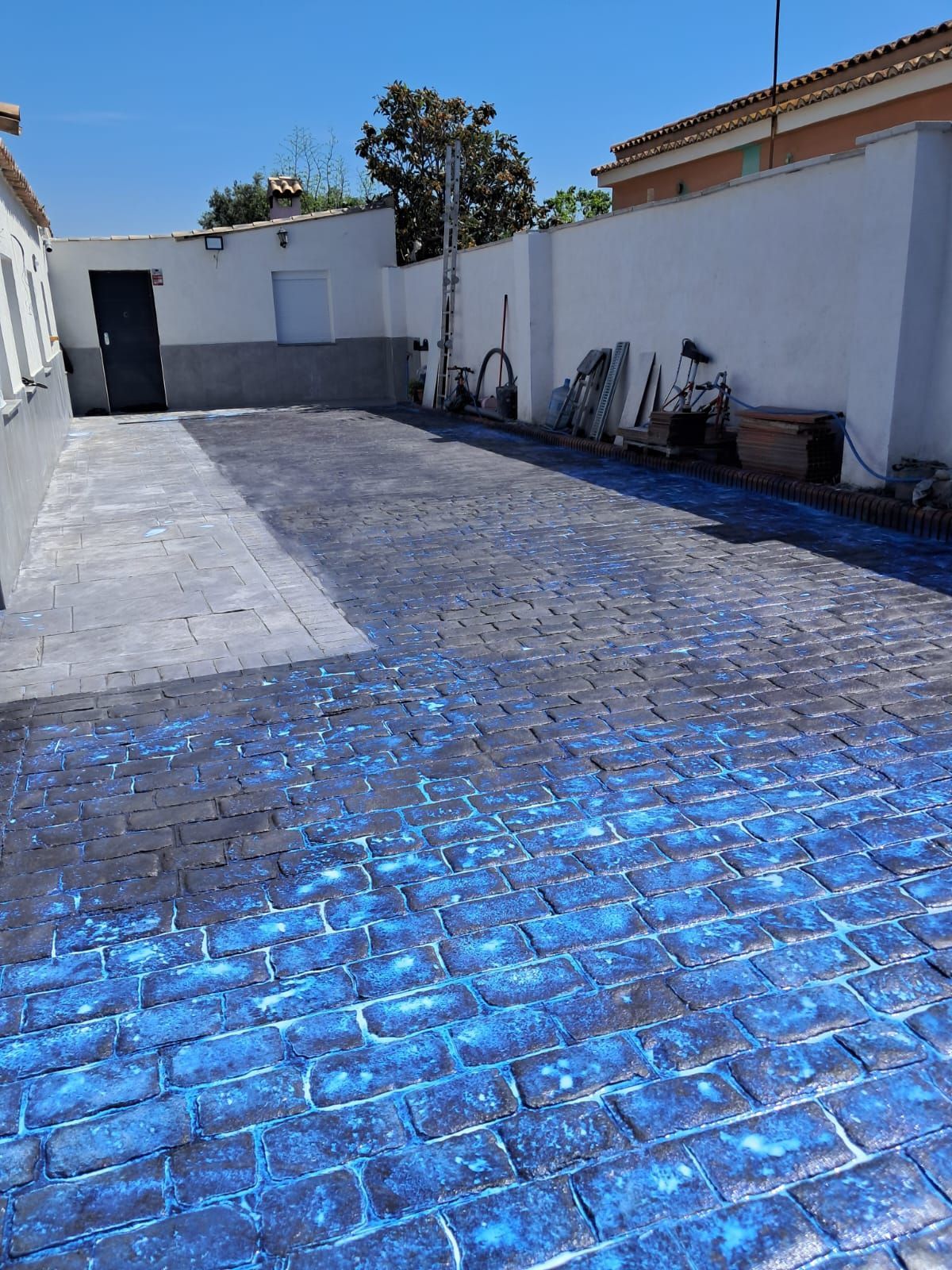 Diseños combinados: Irregular color arenisca y Adoquín negro. Acabado uniforme.