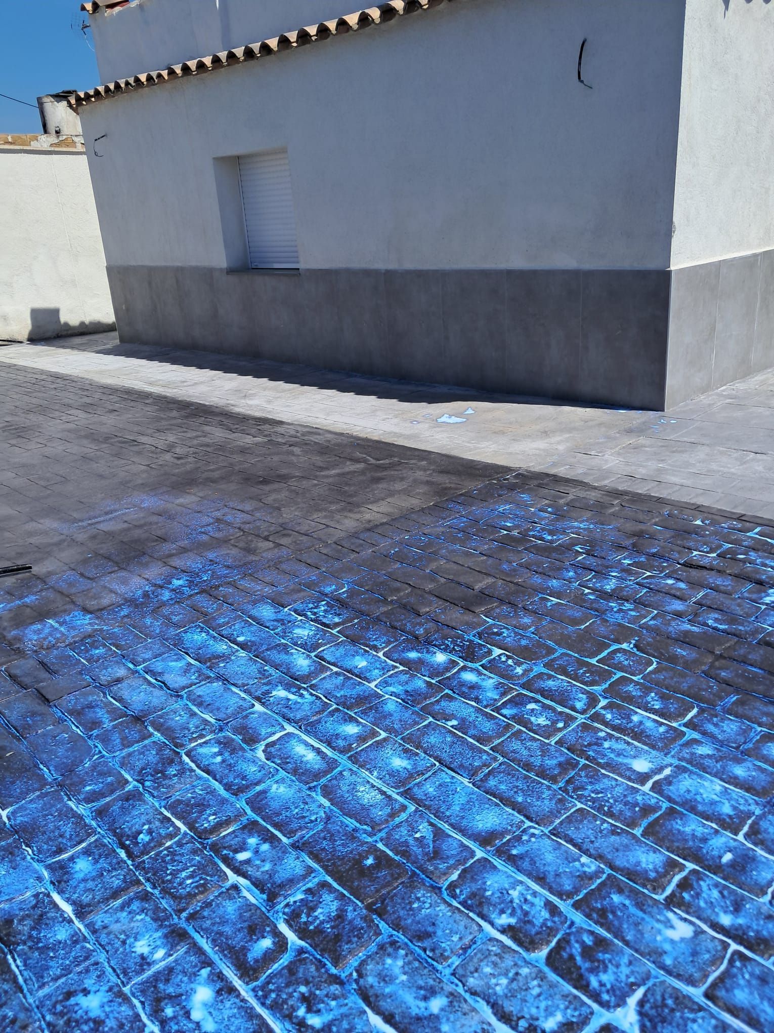 Diseños combinados: Irregular color arenisca y Adoquín negro. Acabado uniforme.