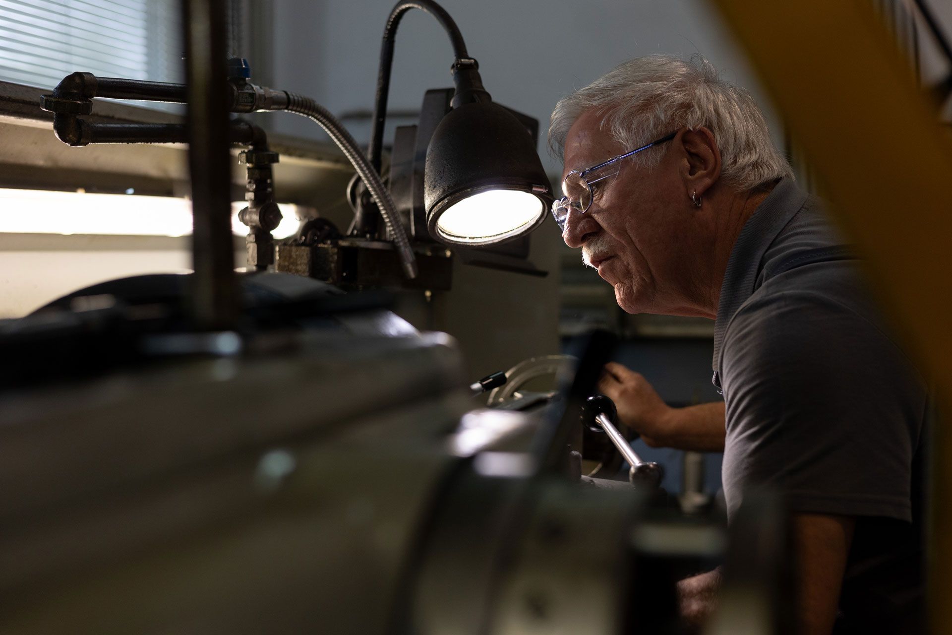 Ein Mann arbeitet an einer Maschine in einer Fabrik .