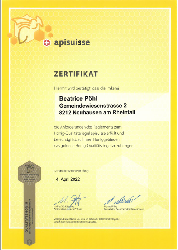 Gelbe, bandartige Blüten blühen an kahlen Zweigen, möglicherweise Zaubernuss. Hintergrund unscharf.