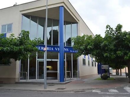 Un edificio blanco con un cartel azul que dice 'Eria VNS'.
