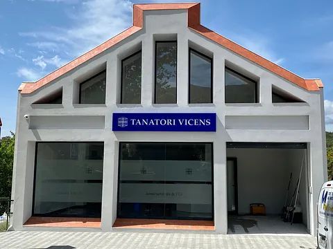 Un edificio con un cartel que dice Tanatori Vicens.