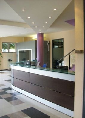 Un mostrador de recepción con tapa de cristal en una habitación.