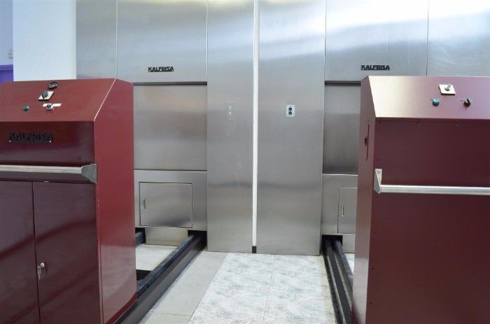 Una fila de gabinetes de acero inoxidable con la palabra salva en ellos.