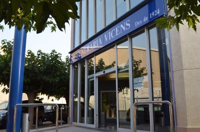 Un edificio con un cartel que dice Vicens.