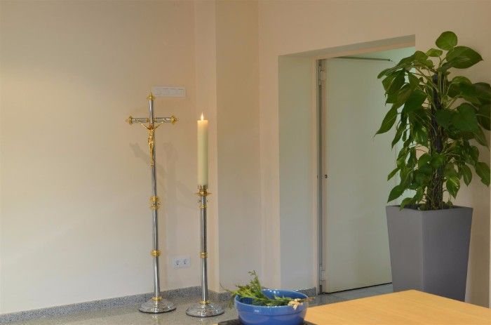 Una habitación con una planta y una vela sobre una mesa.