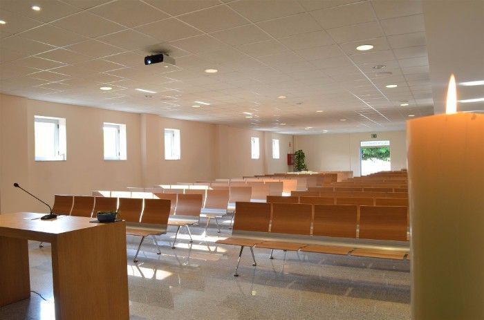 Una iglesia vacía con un podio y una vela.