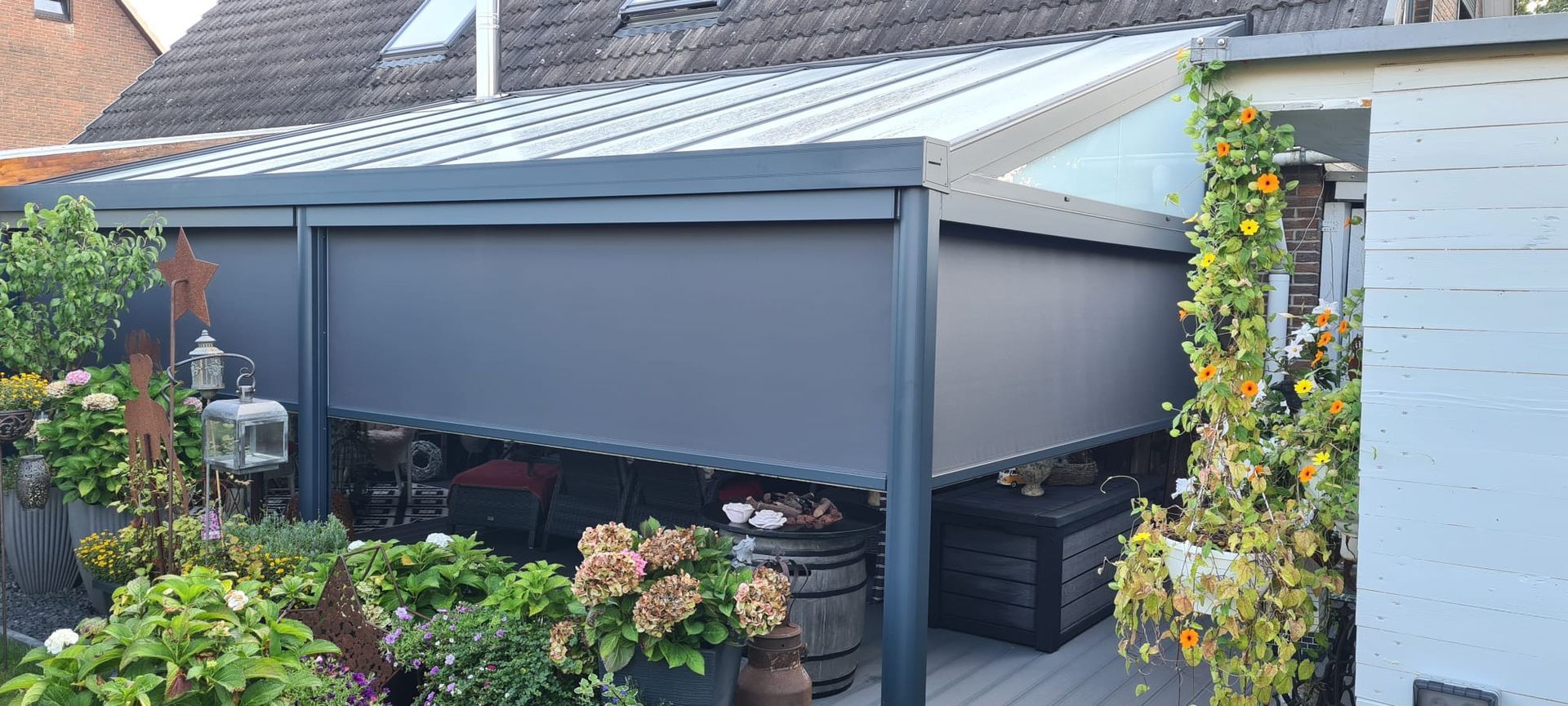 Eine Markise mit seitlichen Sonnenblenden.