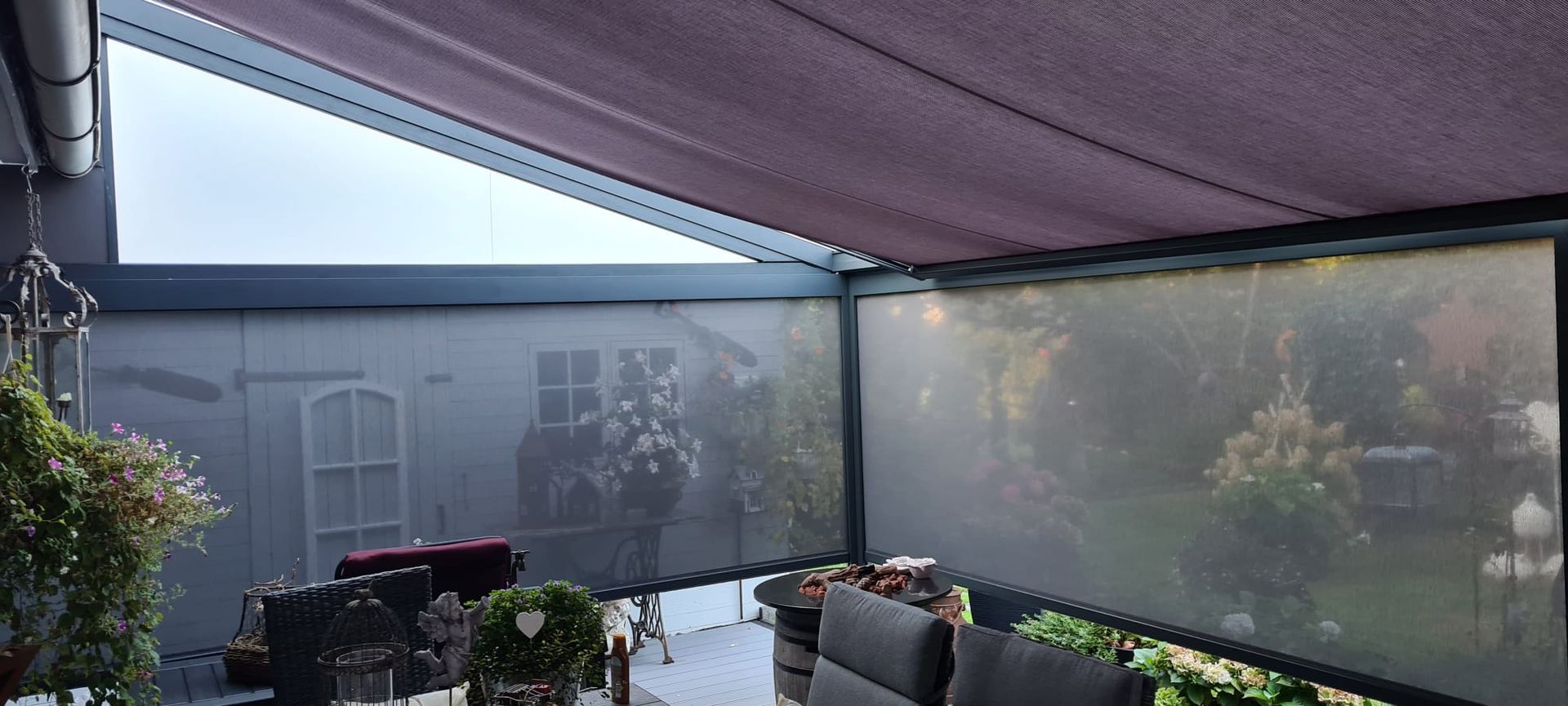 Eine Terrasse mit einer violetten Markise.
