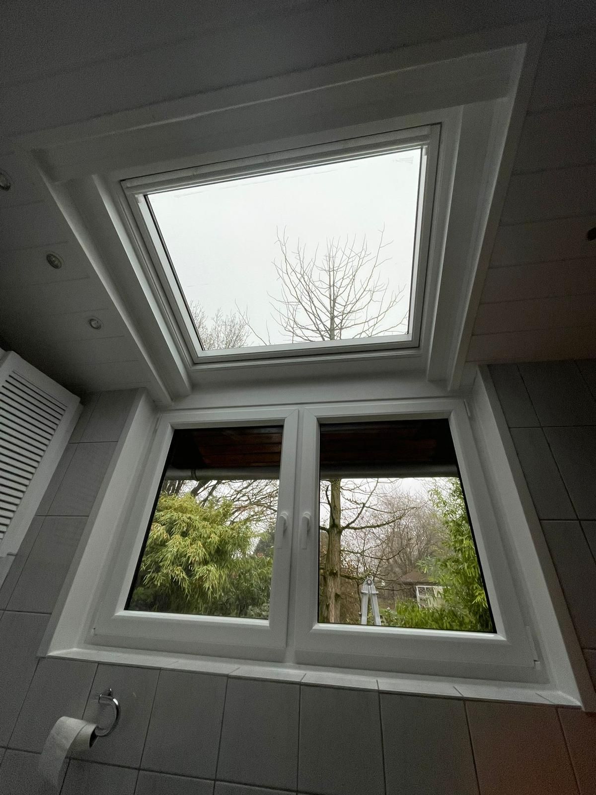 Ein Doppelfenster in Wand und Dach.