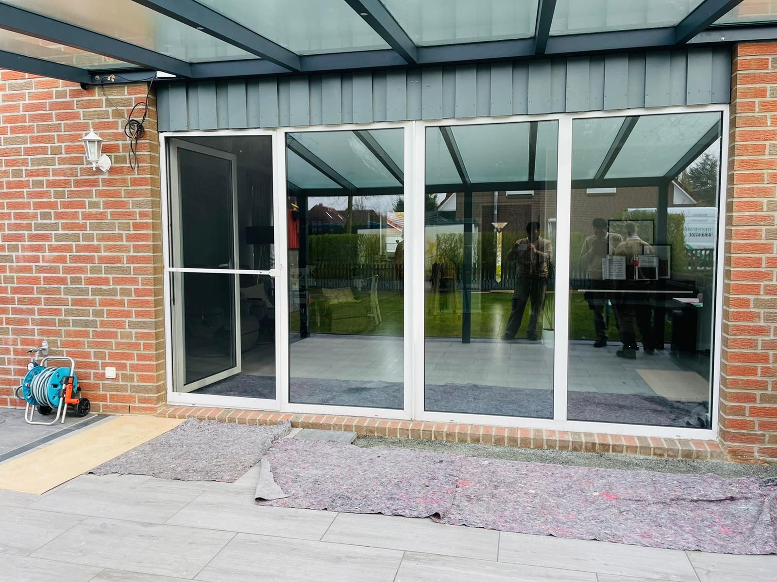 Ein Backsteingebäude mit großer Fensterfront.