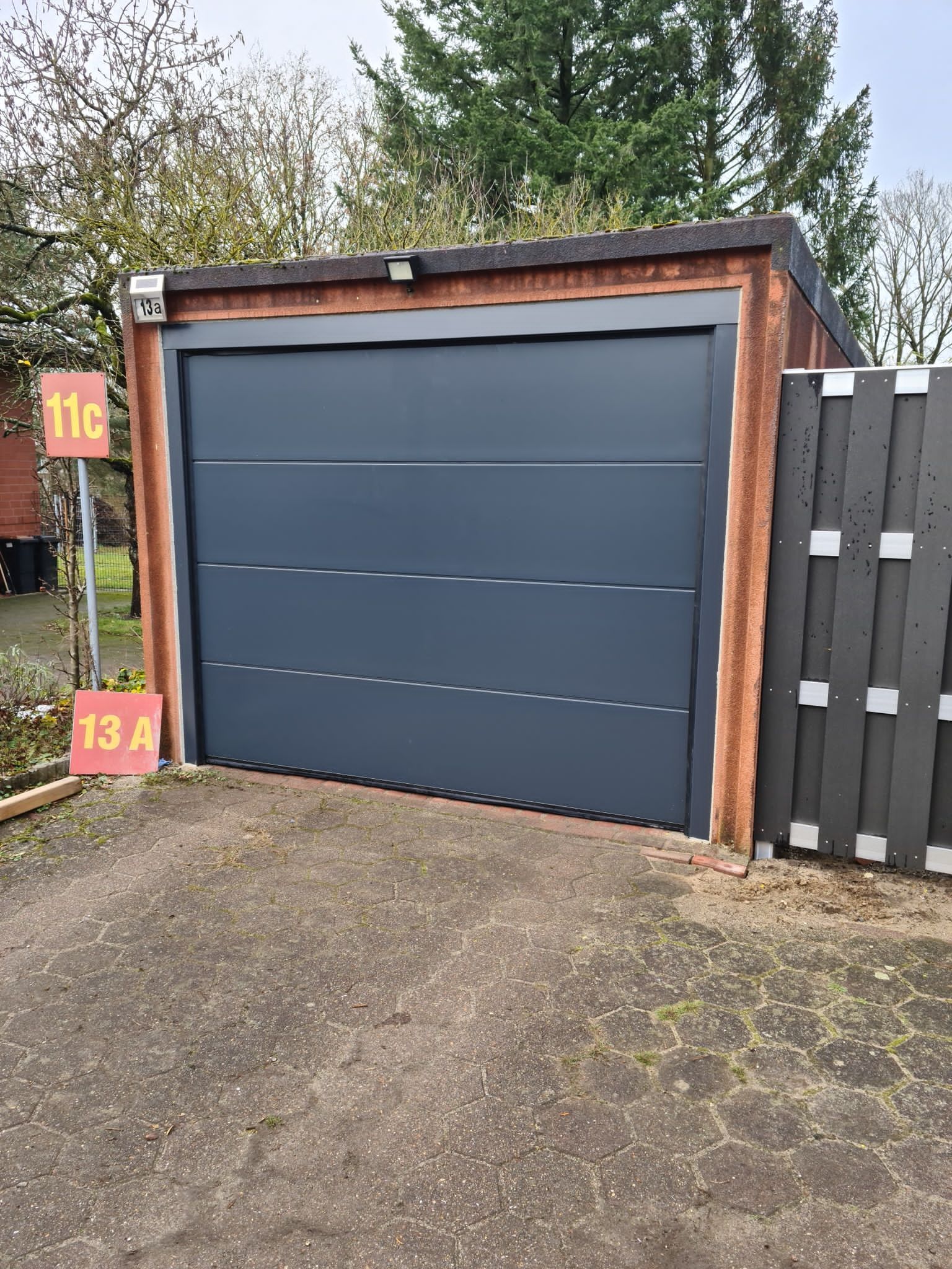 Ein schwarzes Garagentor.