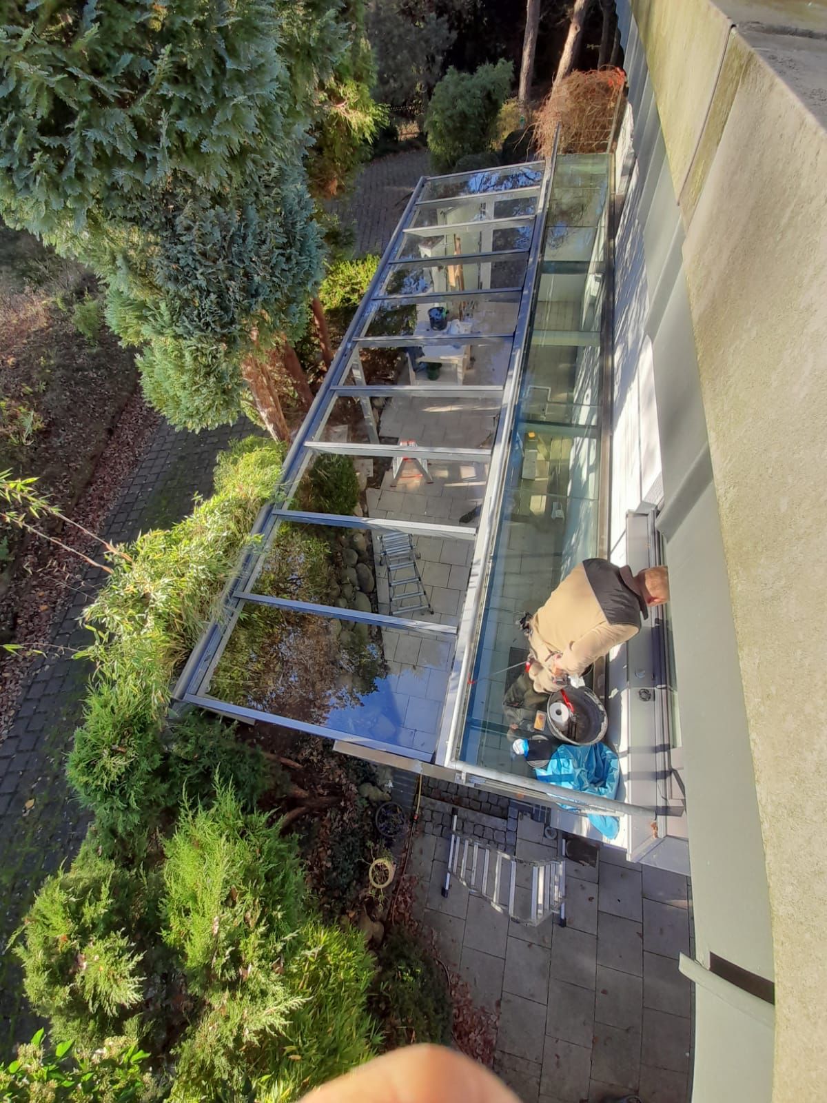 Eine Person arbeitet an einer Markise.