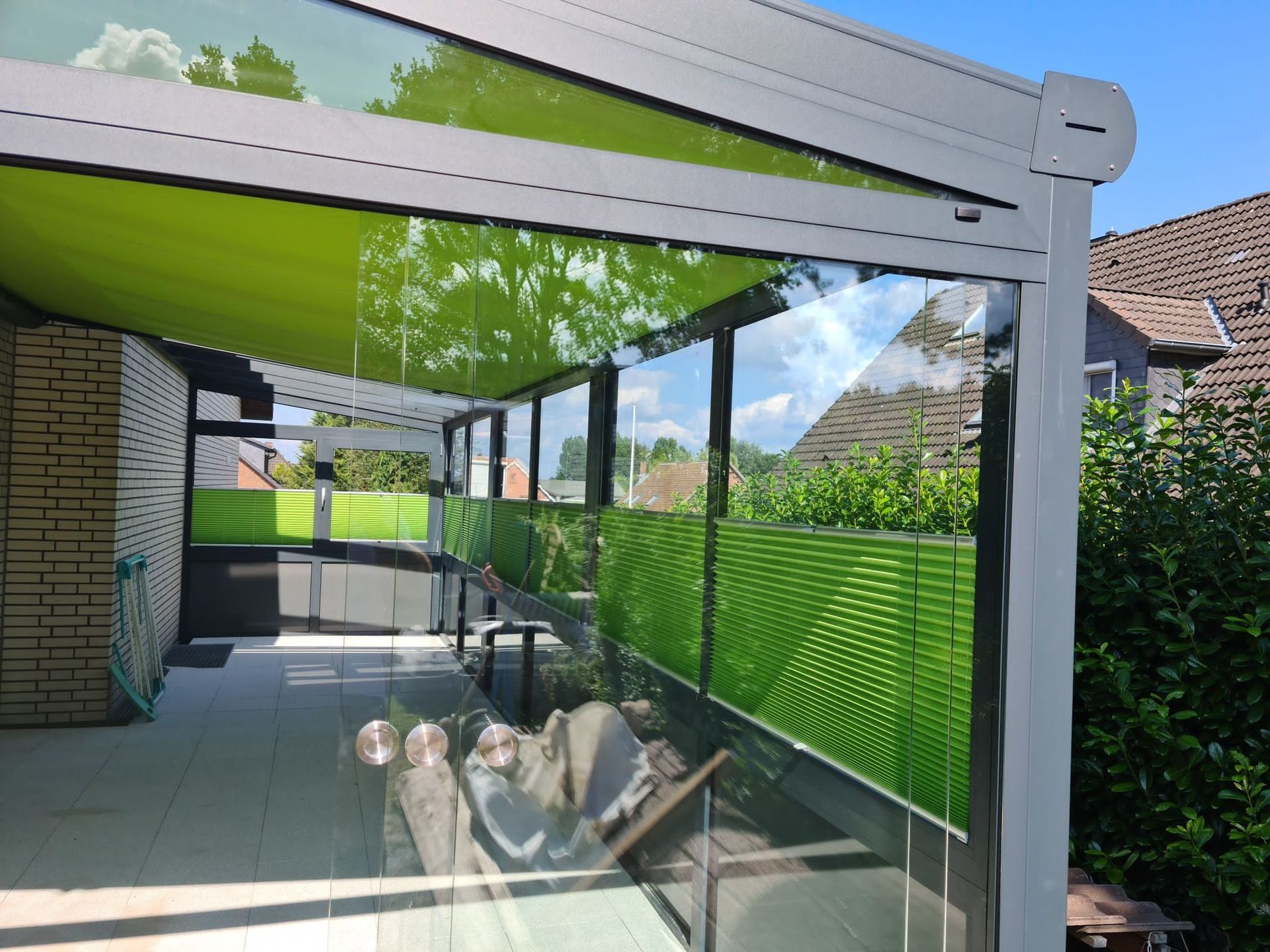 Eine Terrasse mit einer grünen Markise darüber