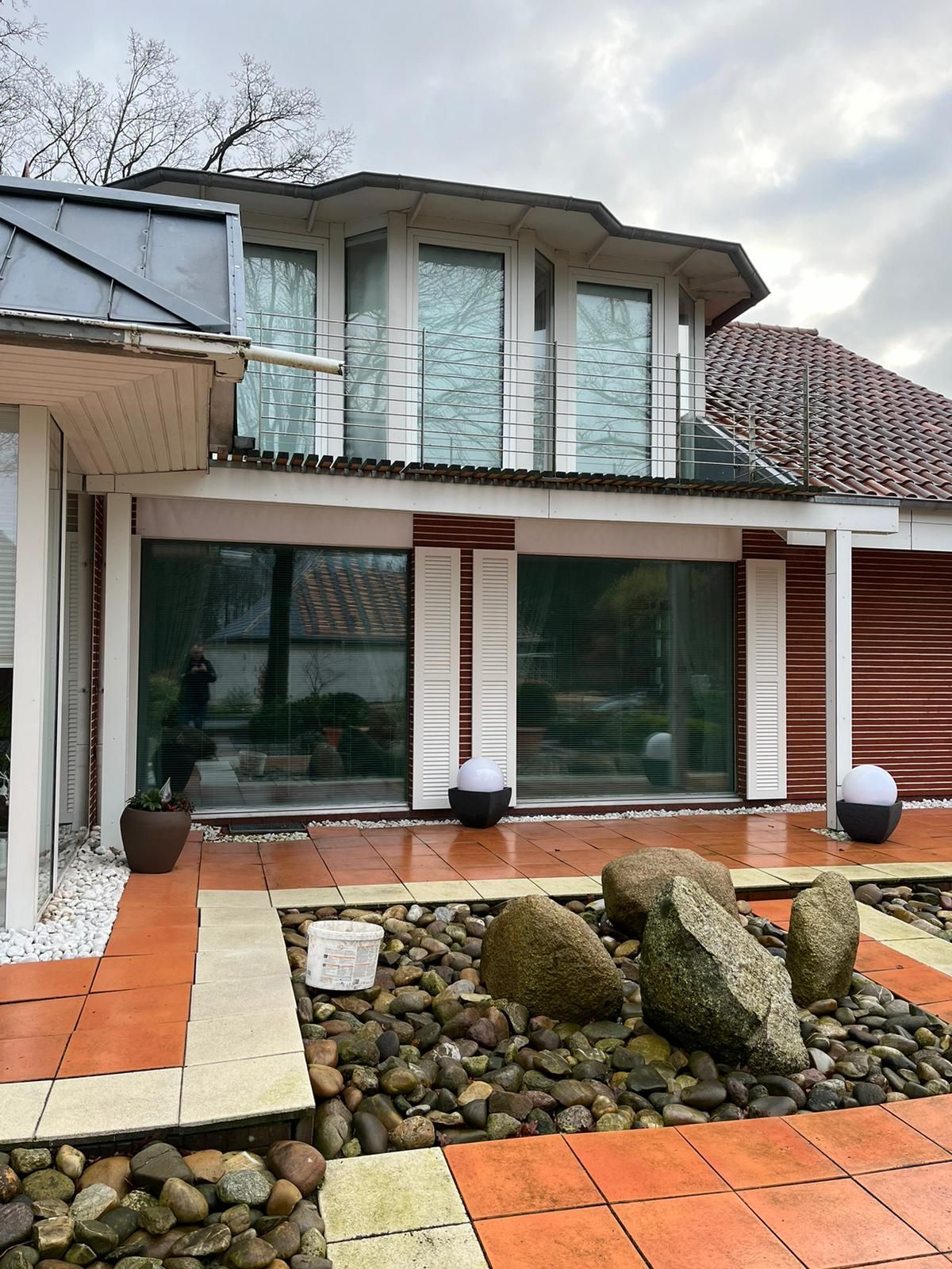 Ein großes Haus mit vielen Fenstern.