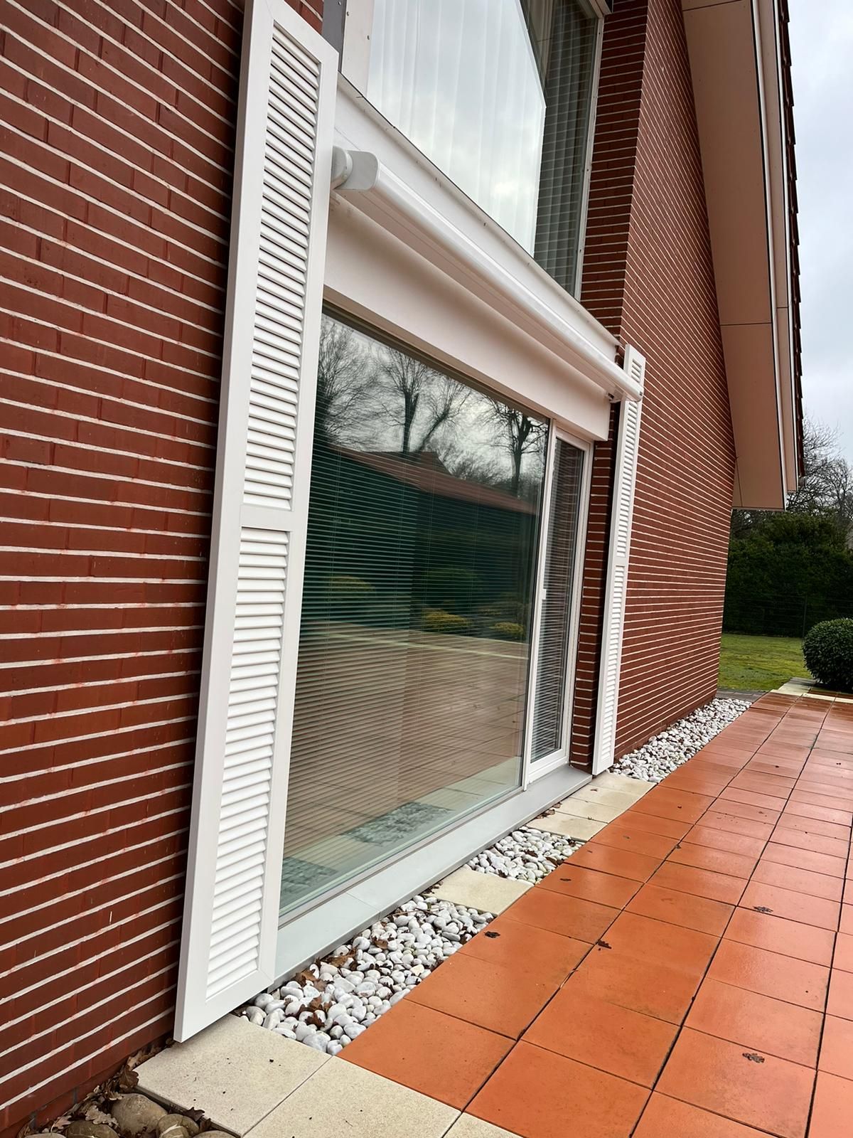 Ein großes Fenster an der Seite eines Backsteingebäudes