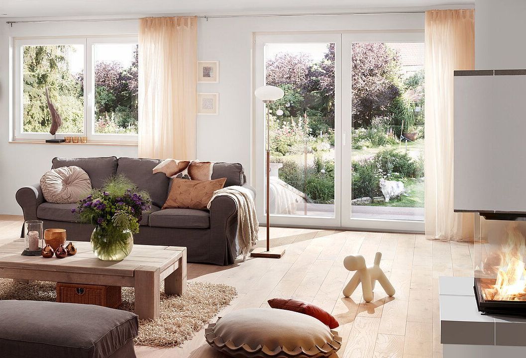 Ein Wohnzimmer mit Couch, und großer Fensterfront. Ein Wohnzimmer mit Couch, und großer Fensterfront.