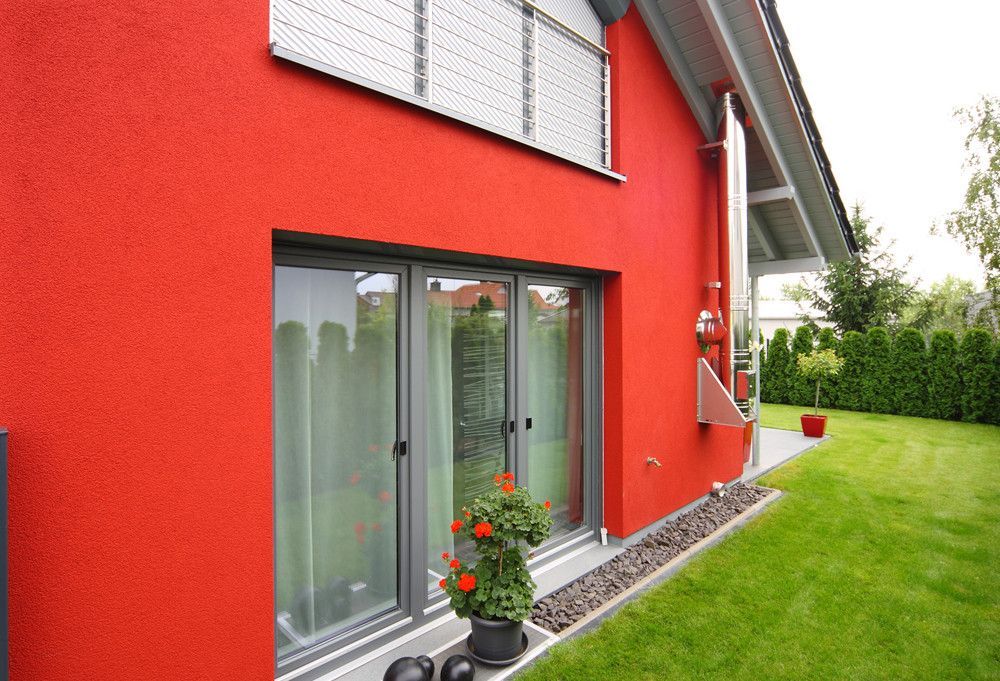 Ein rotes Haus mit großer Fensterfront Ein rotes Haus mit großer Fensterfront