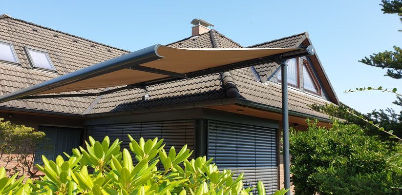 Ein Haus mit einer Markise an der Seite. Ein Haus mit einer Markise an der Seite.