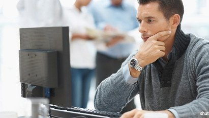 Technicien devant l'écran d'un ordinateur