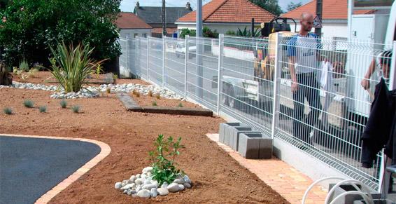 Lebreton Paysagiste à Vertou en Loire-Atlantique (44)se charge de la pose de vos clôtures et barrières à Vertou