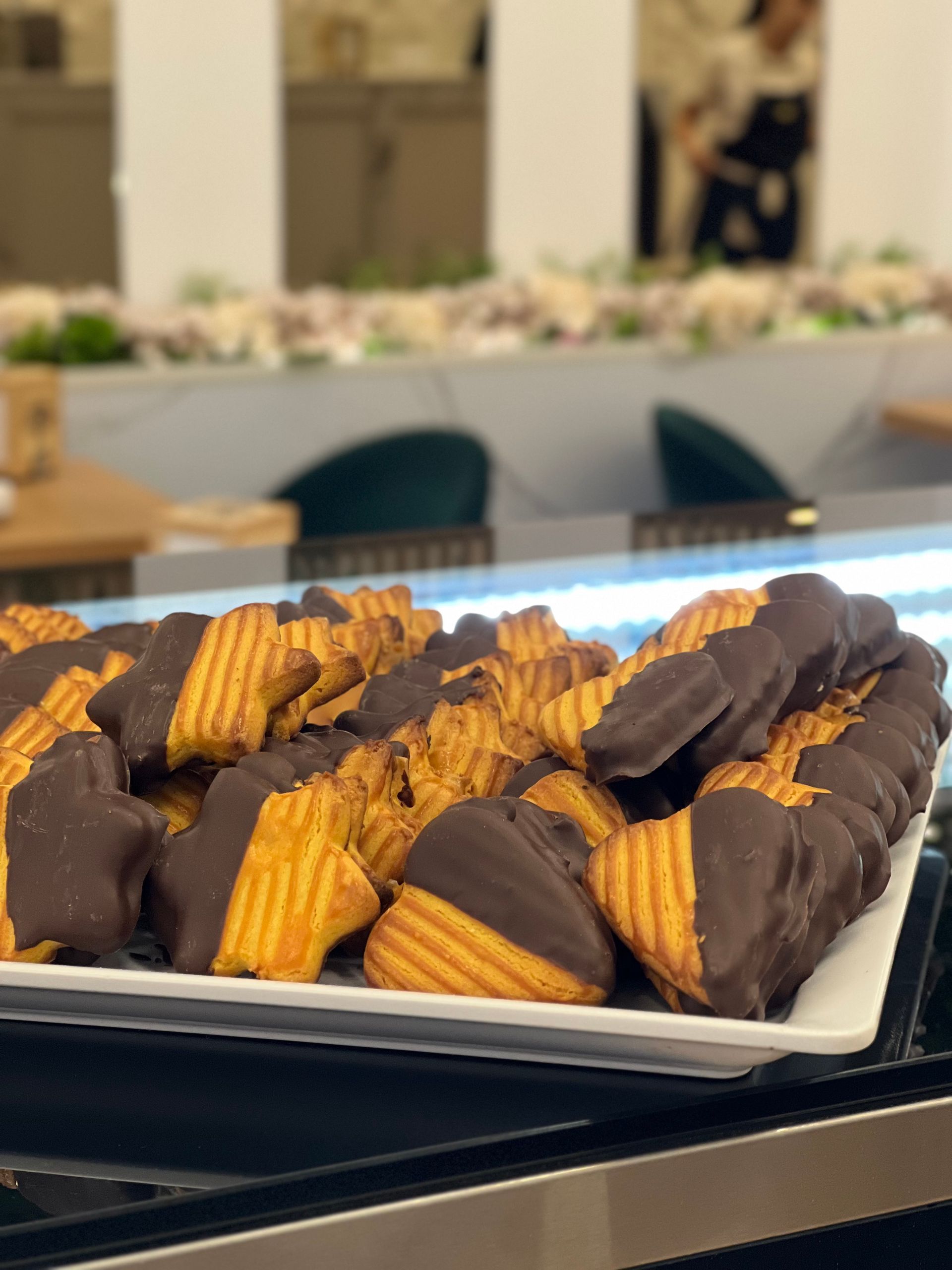 Dois rolinhos de canela estão em um prato branco sobre um guardanapo.