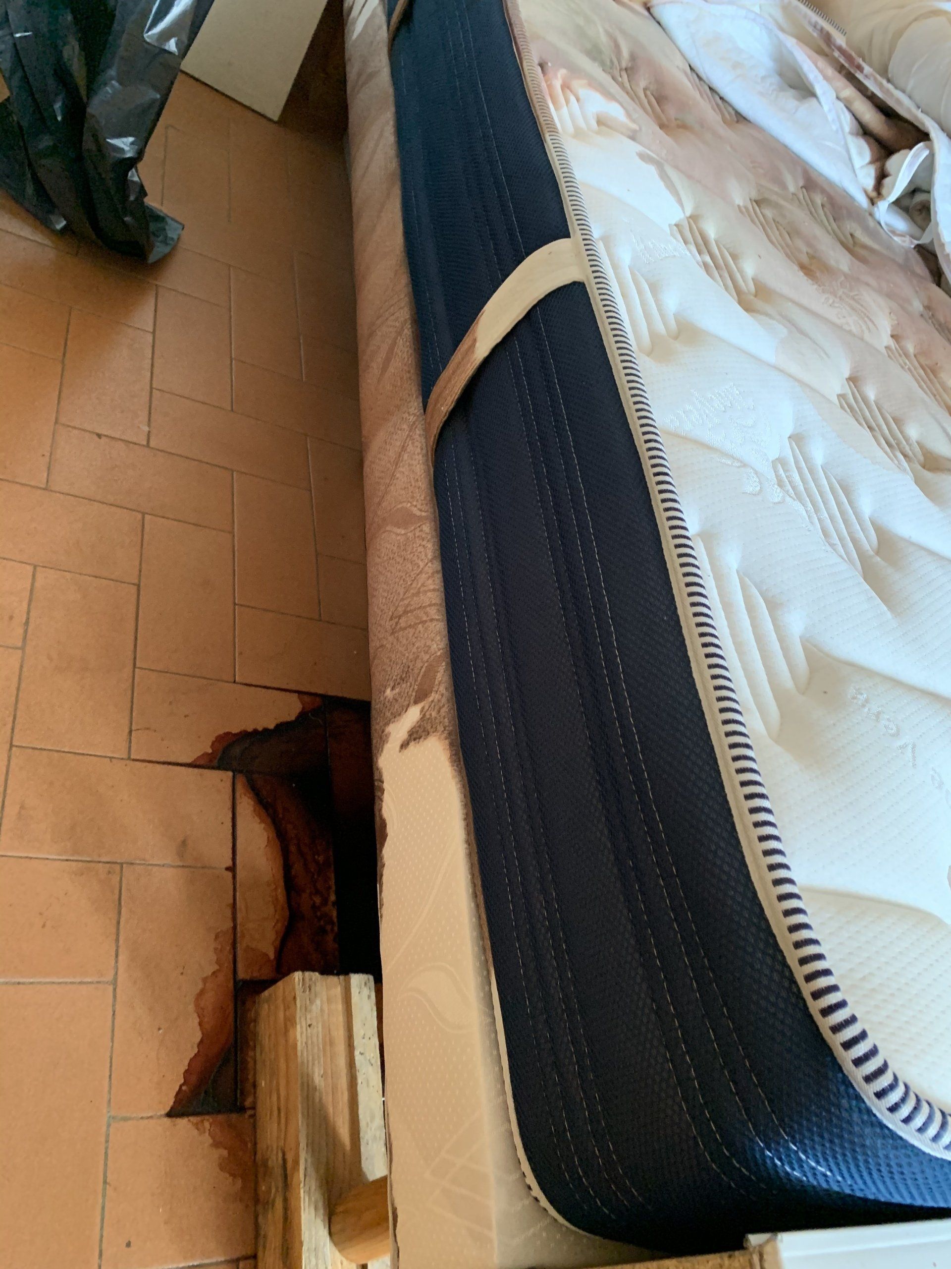 Trace de sang sous un lit