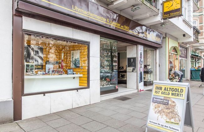 A store front with a sign that says `` ihr altgold ist gold wert ''.