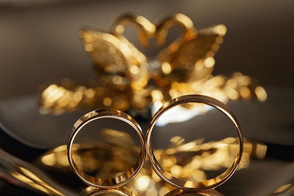 Ein paar goldene Eheringe übereinander liegend