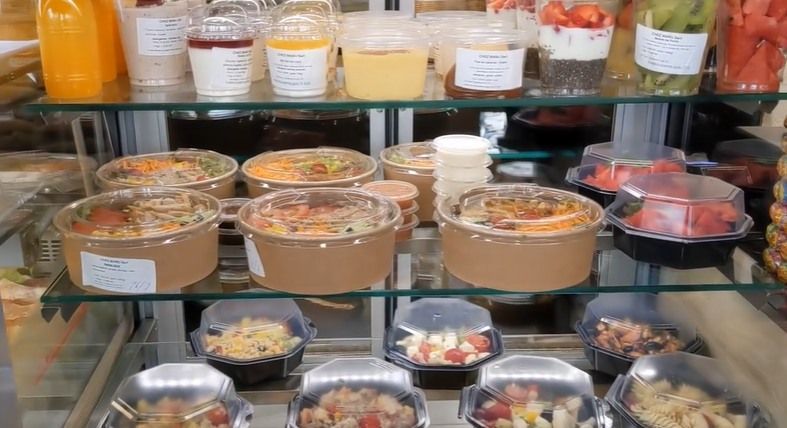 Une vitrine remplie d'une variété de salade à l'emporter