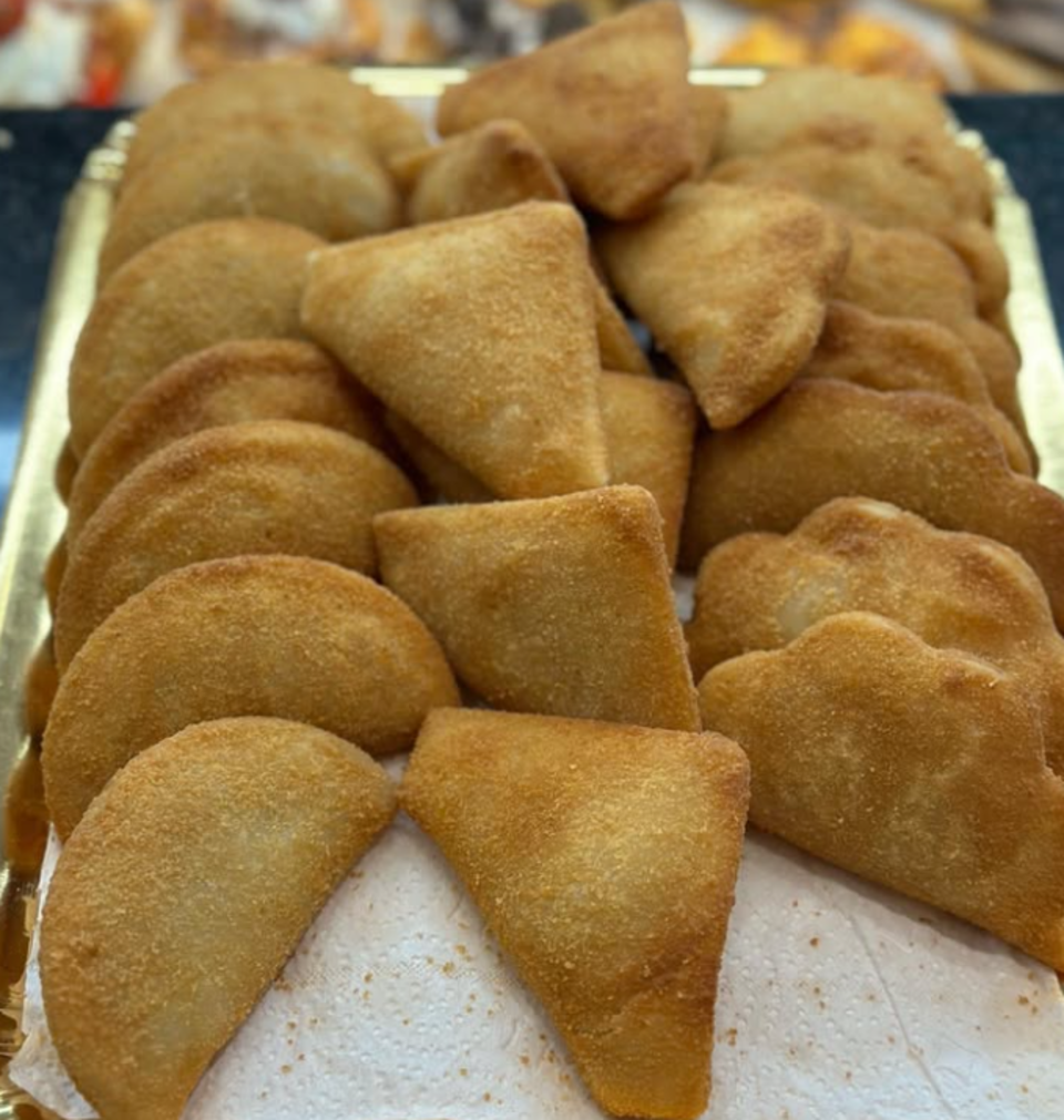 Un plateau de nourriture frite