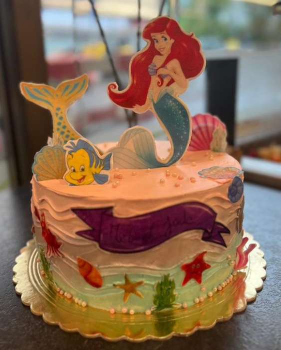 Trois sandwichs avec un panneau indiquant « super frais »