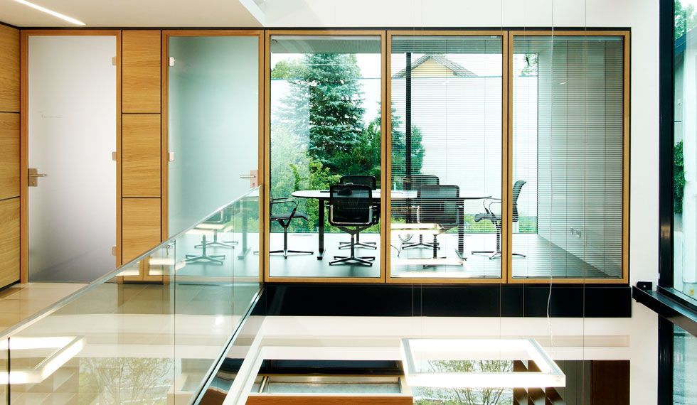 Ein Raum mit einem Tisch und Stühlen darin