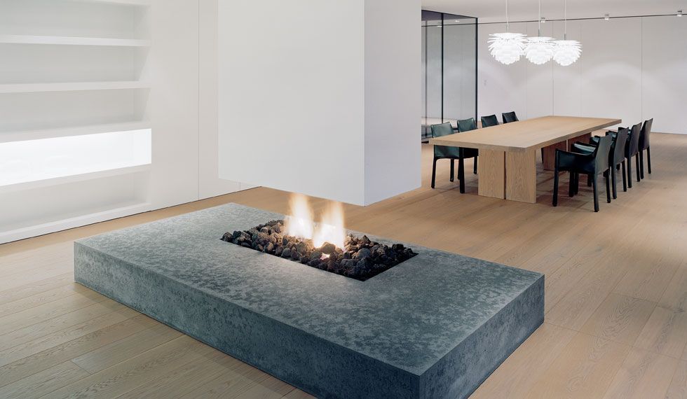 In der Mitte des Raumes befindet sich ein Kamin.